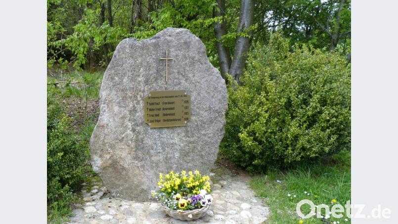 Eine Gedenkstätte auf der Dürrmaul-Höhe erinnert an das tragische Schicksal vier junger Burschen, die bei einer Minenexplosion den Tod gefunden haben. Am 21. Mai jährt sich das Unglück zum 75. Male. Bild: bz