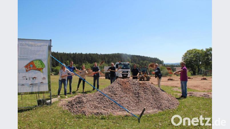Spatenstich bei strahlendem Sonnenschein: Bauherrin Ines Filipovic (Dritte von links) mit Vertretern der beteiligten Firmen, ihren Eltern und Bürgermeister Alwin Märkl (Vierter von links). Bild: gri