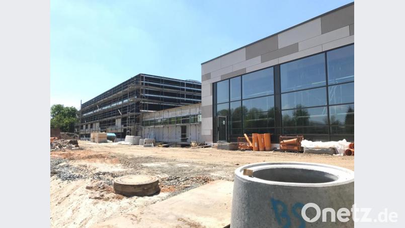 Mit 1,5 Millionen Euro fördert der Freistaat Bayern die Sanierung der Sport- und Schwimmhalle der Hans- und Sophie-Scholl-Realschulen. Bild: Gabi Schönberger