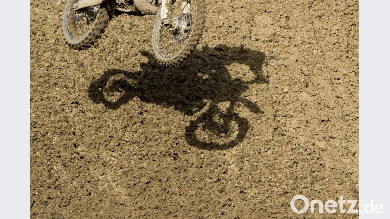 Die Polizei wirft einem Moto-Cross-Fahrer einige Verstöße vor. Symbolbild: Benjamin Manser/dpa