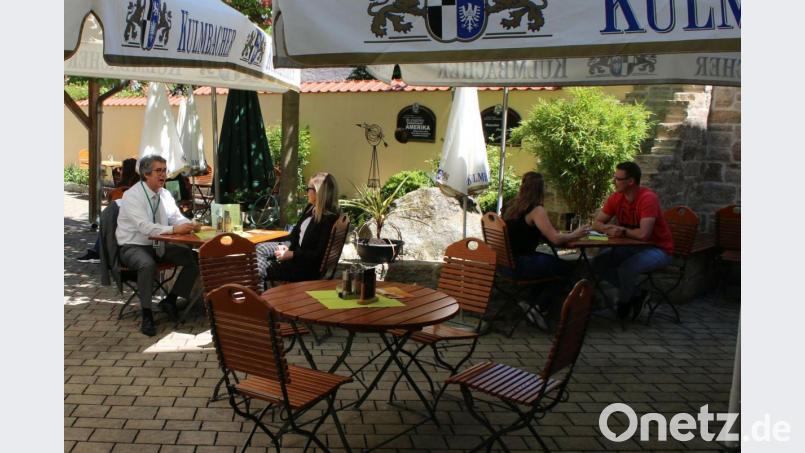 Im Biergarten des Grafenwöhrer Gasthofs &quot;Zum Stich&#039;n&quot; ist am Montag, dem ersten Tag der Lockerung, schon viel los. Die Gäste freuen sich über ein Mittagessen außerhalb der eigenen vier Wände. Bild: sne