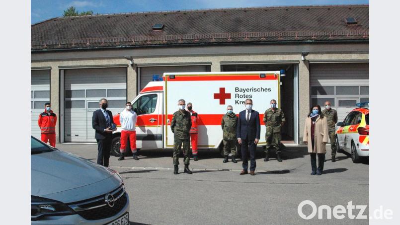 Generalstabsarzt Dr. Stephan Schmidt (Mitte) mit Landrat Roland Grillmeier (links) und Bürgermeister Franz Stahl (rechts) sowie den unterstützenden Soldatinnen und Soldaten und weiteren Beteiligten. Landrat Roland Grillmeier freut sich über das überreichte Wappen von Generalstabsarzt Dr. Stephan Schmidt. Bild: Stefan Malzer, Landkreis Tirschenreuth/exb