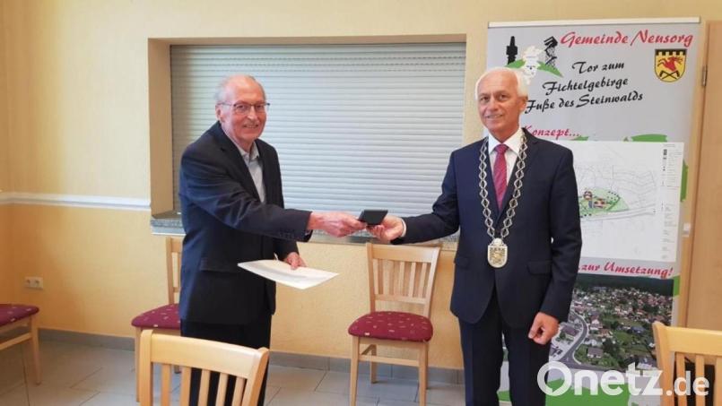 Erster Bürgermeister Peter König (rechts) überreicht Dr. Günther Fütterer Urkunde und Jubiläumsmedaillie als Dank für seine zwölfjährige Amtszeit als Zweiter Bürgermeister der Gemeinde Neusorg Bild: obe