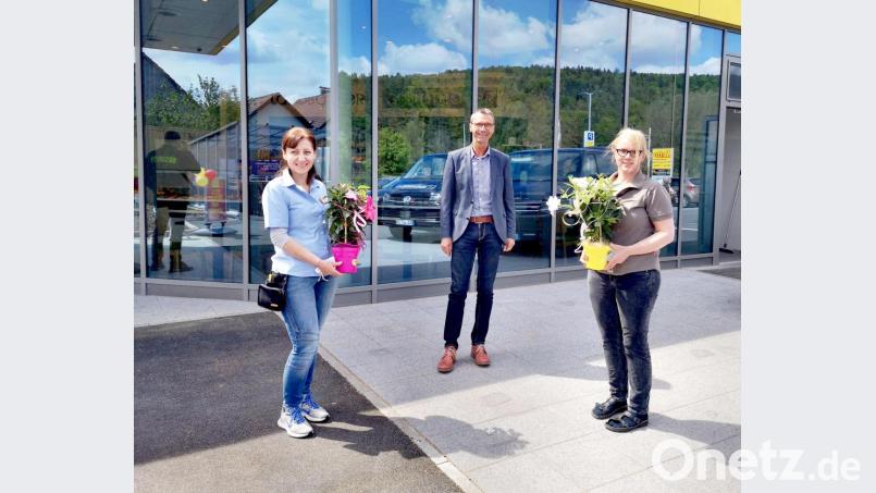 Neukirchens Bürgermeister Peter Achatzi hatte Blumen für Marktleiterin Marina Budulak (links) und Martina Grünthaler dabei. Bild: ds