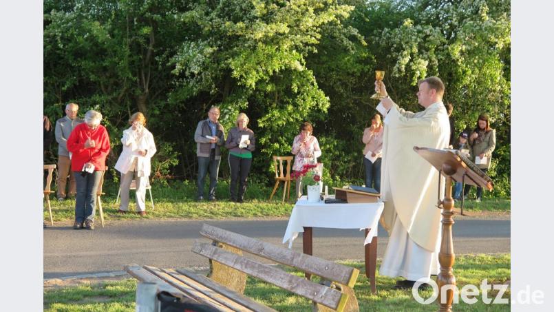 Nicht in der Oberndorfer Filialkirche, sondern am Läufer-Kreuz feierte Stadtpfarrer Thomas Kraus einen Bittgottesdienst. Bild: jzk