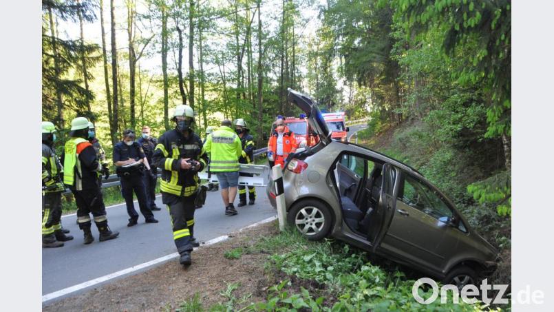 Die Fahrt des Weidener Ehepaars endete jäh im Straßengraben. Bild: dob