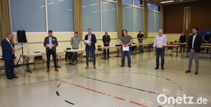 Im Bild vorne von rechts Florian Distner, Martin Hecht, Andreas Schuller, Markus Schäffler, Benjamin Lauton und Bürgermeister Toni Dutz. Bild: wro