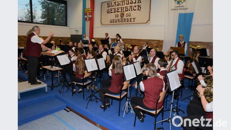 Gerne hätten die Musikerinnen und Musiker der Gebenbacher Blasmusik auch heute ihr Können gezeigt, so wie hier im vergangenen Jahr. Alle Mitwirkenden hatten sich schon auf den Höhepunkt des Jahres gefreut und Dirigent Gerhard Böller (links( war auch mit den Proben bis Mitte März voll im Plan. Die Stücke waren so gut wie fertig einstudiert und es wurde nur noch an den Feinheiten gefeilt Dann machte das Corona-Virus einen Strich durch die ganze Rechnung. Bild: swo