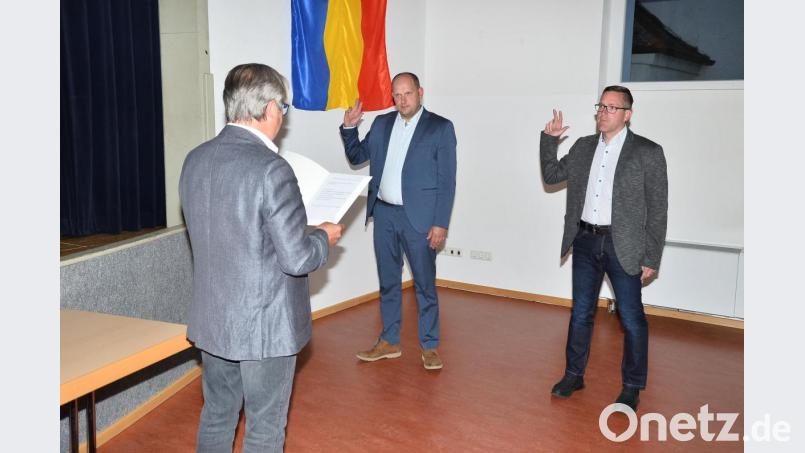 Bürgermeister Reiner Gäbl vereidigt seine beiden neuen Stellvertreter, Thomas Kleber (CSU) und Bernd Reil (FWG) (von links). Bild: fjo