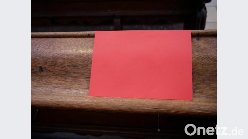 Mit diesen roten Zetteln sind die möglichen Sitzplätze in den Bankreihen der Basilika gekennzeichnet. Die Gottesdienstbesucher müssen Schutzmasken tragen und ihr eigenes Gebetbuch mitbringen. Beim Betreten der Basilika wird gebeten, die Hände an den Desinfektionsmittelspendern zu desinfizieren. Das Opfergeld wird nicht eingesammelt, kann aber beim Verlassen der Kirche in die bereitgestellten Körbe gelegt werden. Bild: hmr