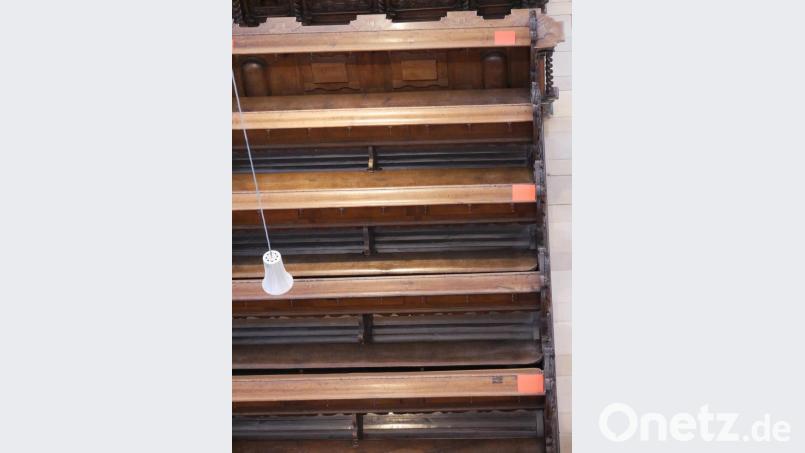 Nur jede zweite Bank in der Basilika darf jeweils am linken und rechten Rand mit einer Person besetzt sein. Die Sitzplätze sind mit roten Zetteln gekennzeichnet. Paare oder Familien können zusammenbleiben, dann kann aber keine weitere Person pro Reihe sitzen. Stehplätze sind ebenfalls markiert. Bild: hmr