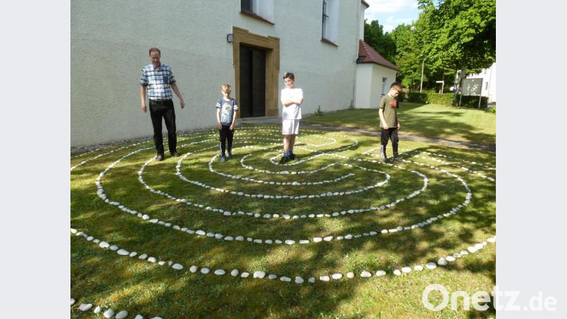 Das kretische Labyrinth vor der Kirche soll auch den Lebensweg zu Gott symbolisieren. Bild: bk