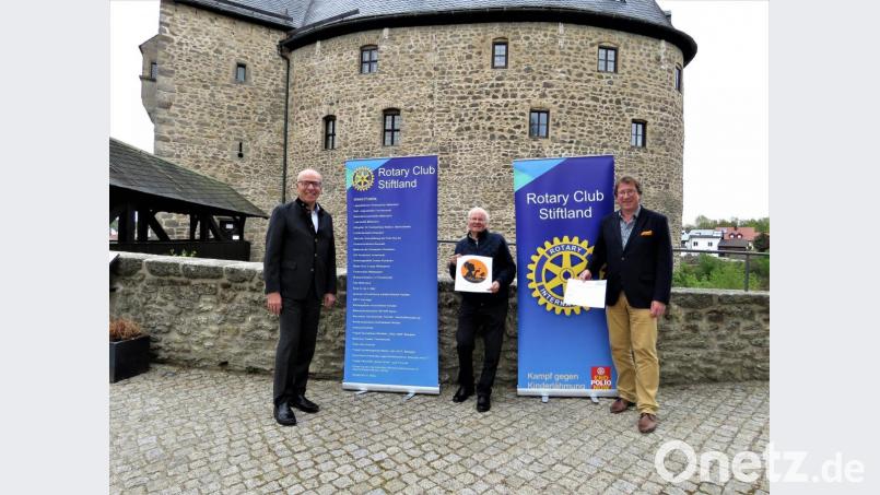 Der Präsident des Rotary Clubs Stiftland, Wolfgang Groppengießer, der Vorsitzende vom Hilfsverein Rotaryclub, Alfred Lauterbach und Rotary Club Mitglied Gisbert Schulwitz (.v. l.),hoffen sehr, mit ihrer Spende den Kindern in Kenia in Zeiten der Coronakrise mit dem Geld helfen zu können. Bild: ubb