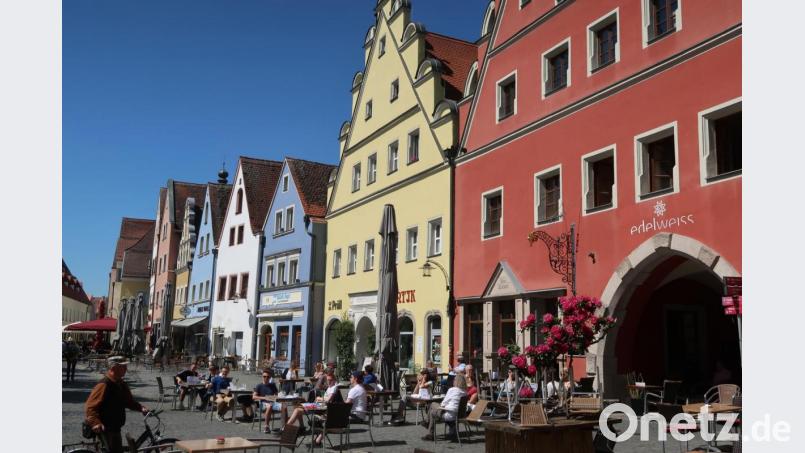 Die Leute nutzten die Sonne vor den Lokalen in der Weidener Innenstadt. Bild: Kunz