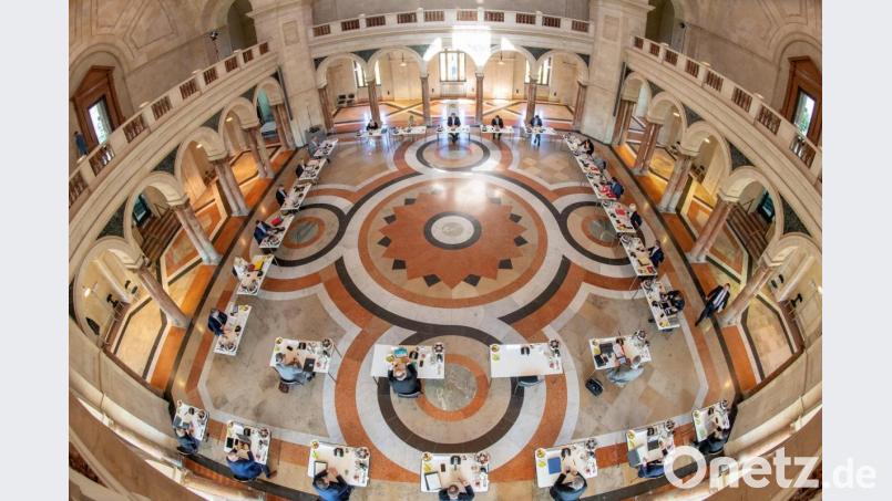 Die Kabinettssitzung im großen Kuppelsaal der bayerischen Staatskanzlei. Bild: Peter Kneffel/dpa