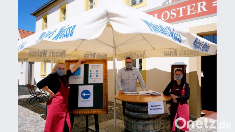 Masken, Pfeile für die Laufrichtung und abwaschbare Speisekarten: Das Team des Kloster-Gasthofes in Speinshart hat sich auf den Besuch der Biergarten-Gäste gut vorbereitet. Bild: do