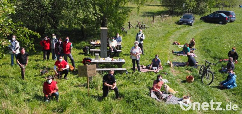 Ein Zeichen der bayerisch-tschechischen Freundschaft in Coronazeiten setzten Akteure des tschechischen Vereins „Terra Tachovia“ und des Vereins „Via Carolina-Goldene Straße e.V.“ mit einem „Samstag der Nachbarschaft“ direkt an der Grenze beim Schmuckerhof. Links und rechts des Schildes die Vorsitzenden Roman Soukup und Alfred Wolf. Bild: awo