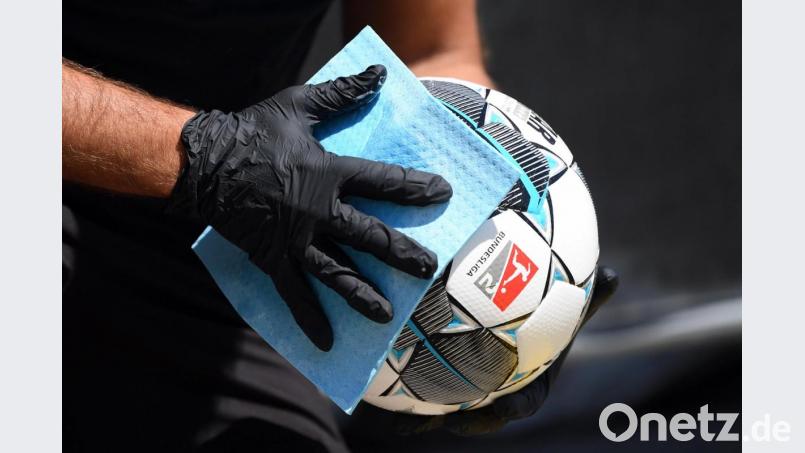 Fußball mit Infektionsschutz: Notwendig, aber ungenießbar. Bild: Matthias Hangst/dpa