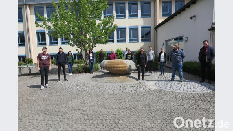 Realschulkonrektor Holger König (Bildmitte) und die beiden Fachoberlehrer Mathias Frischholz und Thomas Fütterer (hinten, von rechts) gratulierten den Zehntklässlern zu ihrem hervorragenden Ergebnis bei der freiwilligen Abschlussprüfung im Fach Informationstechnologie. Bild: jzk