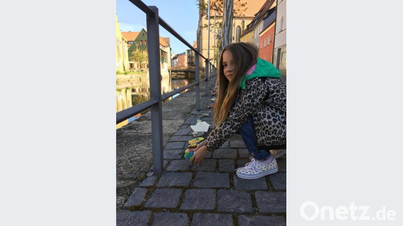 Die Steineschlange ist schon auf eine beachtliche Länge angewachsen. Bei der Mitmach-Aktion in der Schiffgasse haben schon viele Kinder und auch Erwachsene ihre Kunstwerke abgelegt. Leider verschwinden auch manche Steine. Bild: Bianca Spies
