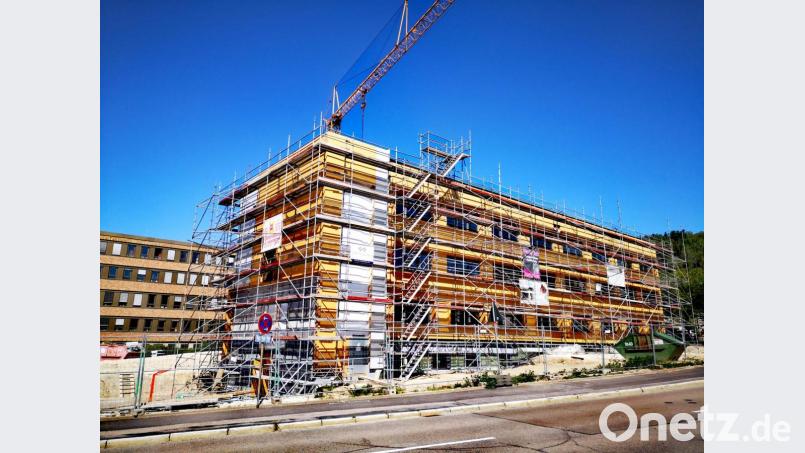 Der Anbau am Landratsamt hat Form angenommen. Dieses Bauvorhaben ist eine von drei Großinvestitionen in den Hochbau, die der Landkreis in diesem Jahr weiter voranbringen will. Bild: Thomas Dobler