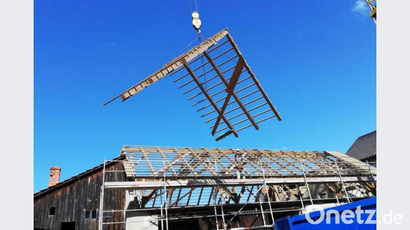 Obacht - hier kommt ein Dachstuhl geflogen! Das Gebälk der alten Scheune wurde in den vergangenen Tagen fachmännisch demontiert. Bild: gri