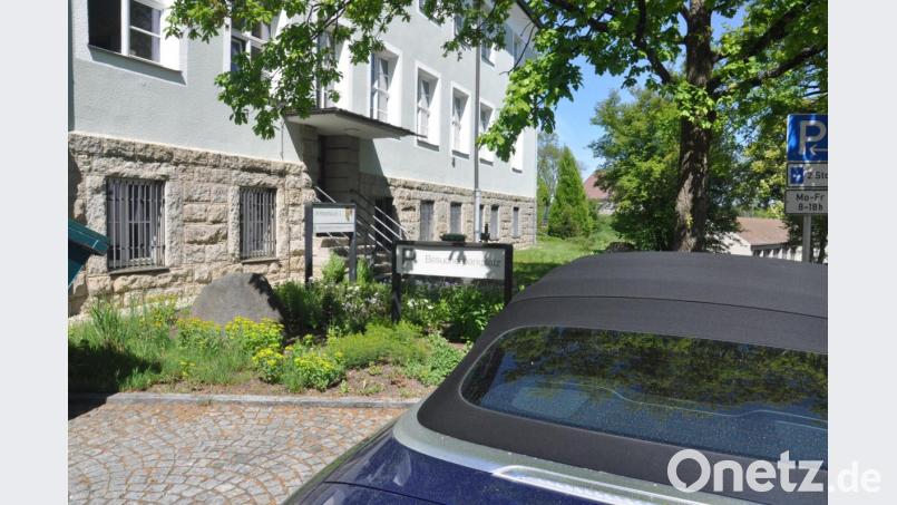 An- und Abmeldungen bei der Kfz-Zulassungsstelle in Tirschenreuth (im Bild) und Kemnath sind weiterhin nur nach vorheriger telefonischer Terminvergabe möglich. Bild: ws