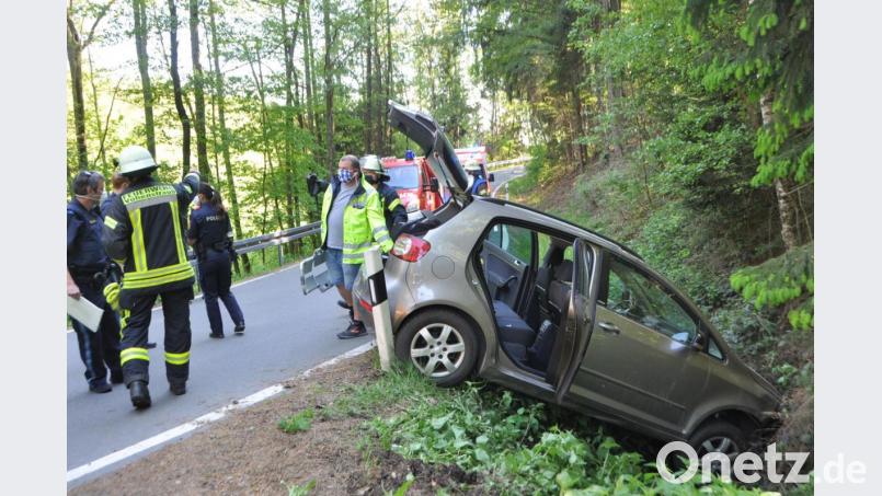 Die Fahrt eines Weidener Ehepaars endete jäh im Straßengraben. Bild: dob