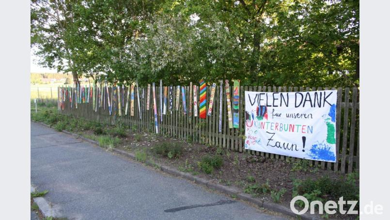 Nicht nur die Mädchen und Buben der Trabitzer Kindertagesstätte, sondern alle Trabitzer sind eingeladen, den &quot;kunterbunten Zaun&quot; entlang der Hauptstraße noch bunter und fröhlicher zu gestalten. Bild: bjp