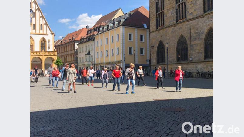 Der Flashmob der Line Dancer auf dem Amberger Marktplatz.. Bild: Houschka