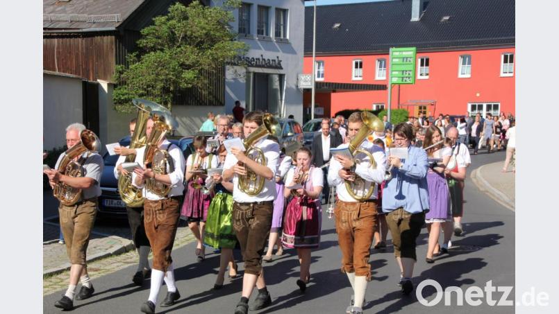 Die Erstkommunion ist in jeder Pfarrei ein großer Festtag, wie hier in Konnersreuth, wo die Blaskapelle den Zug anführt. Archivbild: kro