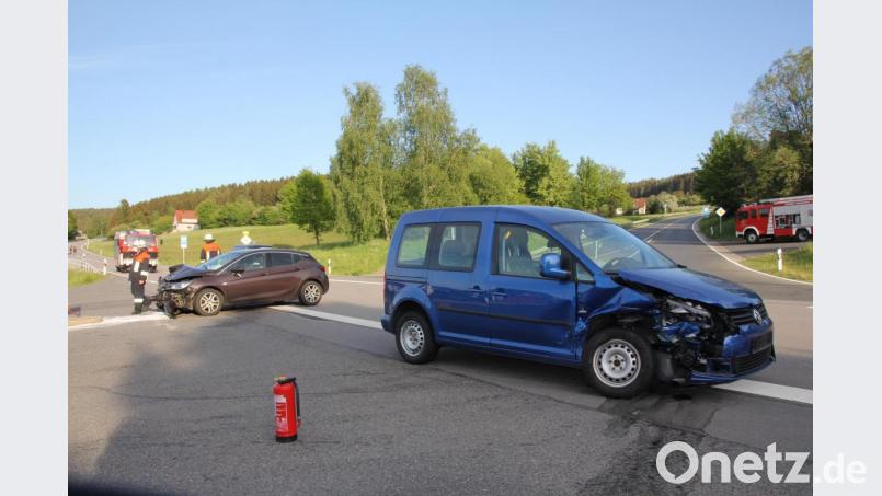 Die Oberviechtacherin wollte mit ihrem VW Caddy (rechts) links Richtung Oberviechtach einbiegen. Dabei übersah sie den ihr entgegenkommenden Opel Astra (links). Bild: frd