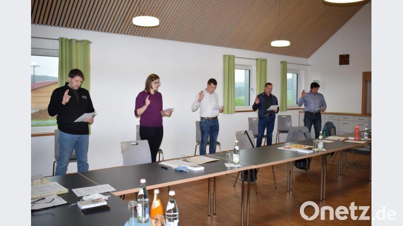 In der konstituierenden Sitzung legten die neuen Gemeinderäte (von links) Johann Kiendl, Katharina Haas, Lukas Irlbacher, Reinhard Wilhelm und Johannes Dirschwigl den Amtseid ab. Bild: bnr