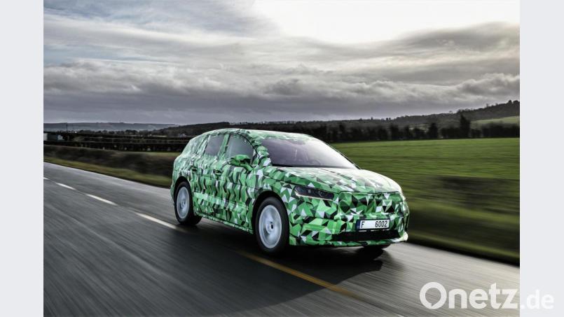 Gut getarnt ist der neue Skoda Enyaq im Moment noch unterwegs. Ende des Jahres startet die Serienproduktion, Anfang 2021 soll das erste vollelektrische SUV der tschechischen VW-Tochter auf den Markt kommen. Erste Aufnahmen zeigen den Bruder des VW ID.4 bei Testfahrten in Irland. Bild: SKODA AUTO