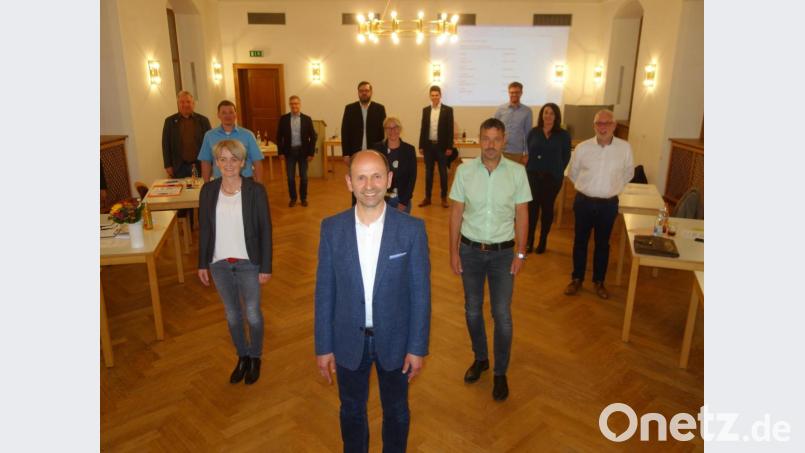 Zweite Bürgermeisterin Sabine Müller, Erster Bürgermeister Hans Ram und Dritter Bürgermeister Roland Müller (vorn, von links) zusammen mit den neuen Mitgliedern des Ensdorfer Gemeinderats. Bild: tra