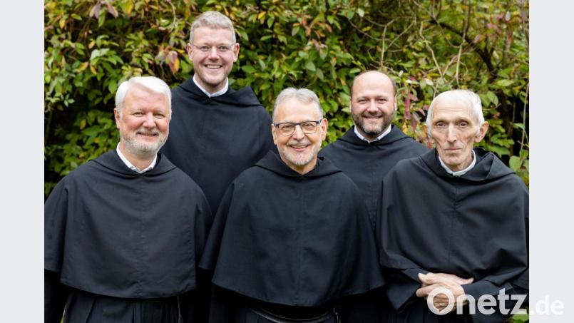 Augustinerpater Felix Meckl (Zweiter von rechts) feierte mit seinen Mitbrüdern im Augustinerkonvent „Maria Eich“ und im kleinen Kreis in Eslarn sein zehnjähriges Priesterjubiläum. Bild: gz