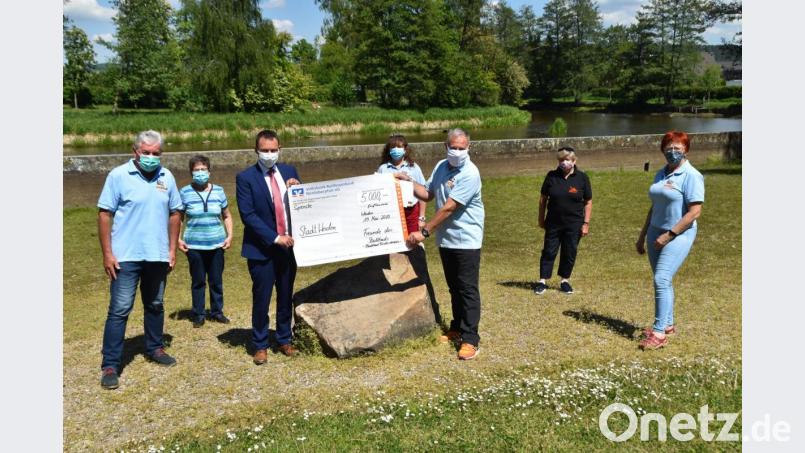 Seinen ersten &quot;Vereinstermin&quot; hat Oberbürgermeister Jens Meyer bei den &quot;Freunden des Stadtbads&quot;. Dort wo demnächst ein neuartiges Klettergerüst hinkommen soll, nimmt er einen 5000-Euro-Scheck entgegen. Bild: hcz