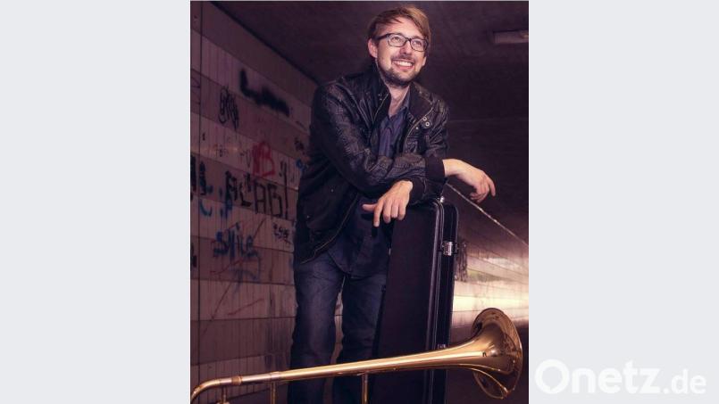 Thorsten Willecke unterrichtet die Kinder. Bild: exb