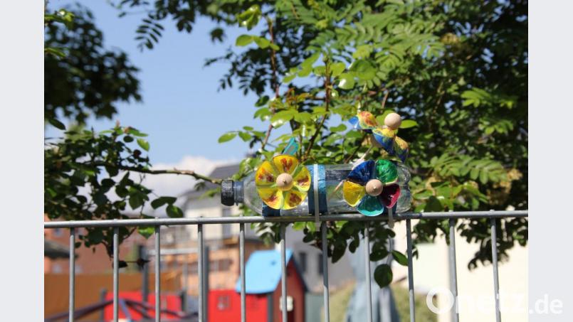 Kunstwerke wie diese zieren nun den Zaun. Bild: ads