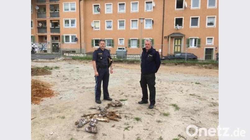 Thomas Lachner (links), der Leiter der Polizeiinspektion Amberg, und Bernhard Strobl, der Chef der Amberger Feuerwehr, zeigen bei einem Ortstermin am Mittwoch am Bergsteig die ausgegrabenen Munitionsteile und erläutern das Ausmaß, das eine Evakuierung gehabt hätte. Bild: eik