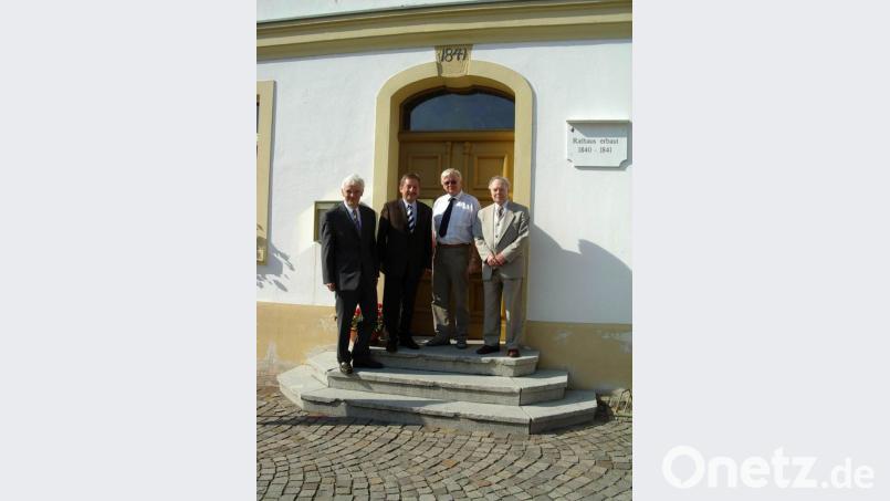 Beim “Wissenschaftlichen Kolloquium 2005” hatte Werner Schulz (2.v.l.) die Ehre, im Sitzungssaal des Schildauer Rathauses über die „Hirschauer und ihre Stückl‘n” zu sprechen. Außer ihm waren ausschließlich Universitätsprofessoren als Referenten eingeladen. Vor dem Rathaus wurde er von damaligen Bürgermeister Martin Böttger (2.v.r.), Geschichtsvereinsvorsitzendem Wigand Cernik (l.) und Pfarrer Gerhard Schollmeyer (r.) begrüßt. Bild: u