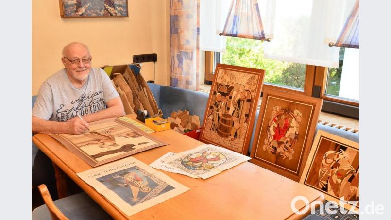 Willi Helgert ist ein Holzfan durch und durch. Aus hauchdünnen Furnieren fertigt er in mühsamer Kleinstarbeit außergewöhnliche Kunstwerke. Bild: fjo