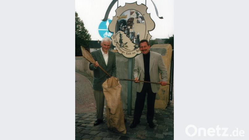 Nachdem er 1996 bei einer Fernsehsendung erfahren hatte, dass die Stadt Schildau die ihren Bürgern nachgesagten Streiche touristisch vermarktet (z.B. durch einen Schildbürgerlehrpfad, Museum, wissenschaftliches Kolloquium), machte sich Werner Schulz (r.) auf nach Schildau, um den Ursprüngen, Gemeinsamkeiten und Unterschieden zwischen Schildbürgerstreichen und Hirschauer Stückl‘n auf den Grund zu gehen. Im Geschichtsvereinsvorsitzenden Wigand Cernik (l.) fand er einen kompetenten Ansprechpartner. Bild: u