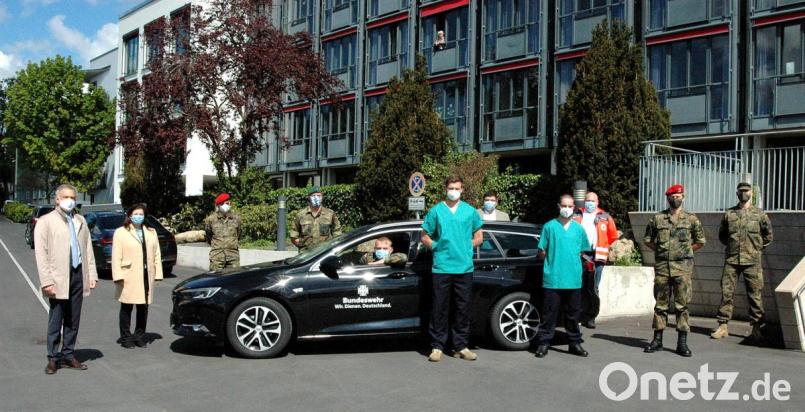 Oberstleutnant Sebastian Erbe (2. v. rechts) besuchte die Soldaten im Pflegeeinsatz im BRK-Heim an der Egerstraße in Tirschenreuth. Landrat Roland Grillmeier (ganz links) dankte für ihre wichtige unterstützende Arbeit, bei der laut den zwei Soldaten sogar Freundschaften während des Einsatzes zwischen Bewohnern und Soldaten entstanden wären. Bild: Stefan Malzer, Landkreis Tirschenreuth/exb