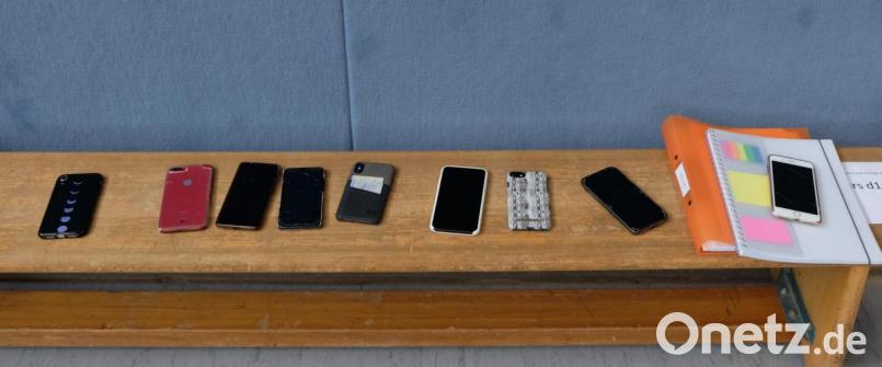 Handys müssen während der Prüfungszeit "zwischengelagert" werden. Bild: do