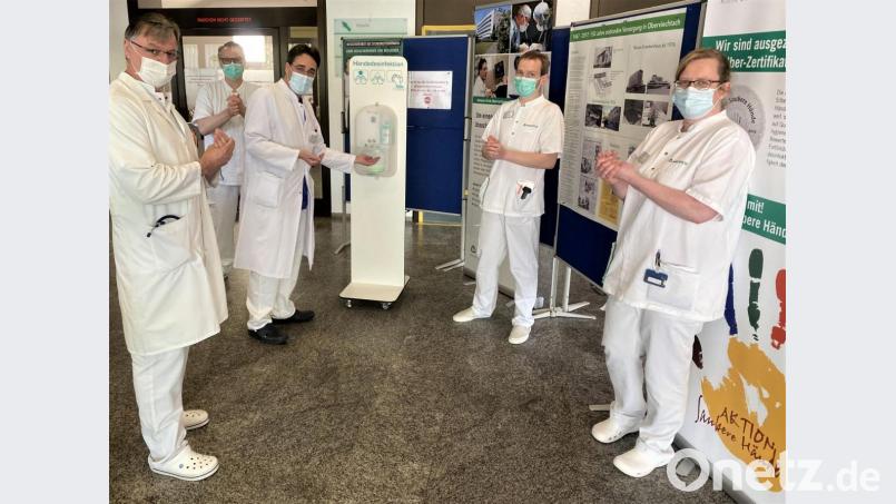 Immer wieder seine Hände zu desinfizieren, ist für Besucher, Ärzte und Pflegepersonal in der Klinik oberstes Gebot. Bild: Carina Leipold/exb