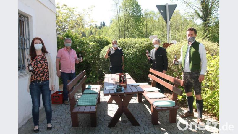 "Köstlich" bewerten Marina Hirnet, Johann Maurer, Josef Beimler und Johann Walbrunn (von links) den von Ulrich Scheuerer (rechts) kredenzten "Mond-Sud". Bild: pi