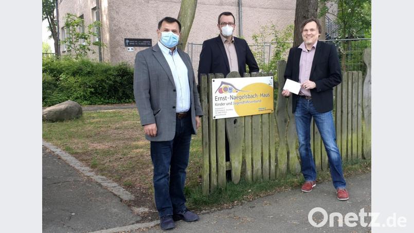 Die Spende der CSU überreichten 2. Bürgermeister Günter (links) und Ortsvorsitzender Patrick Fröhlich (Mitte) an Stefan Reither, der das Ernst-Nägelsbach-Haus leitet. Bild: paf