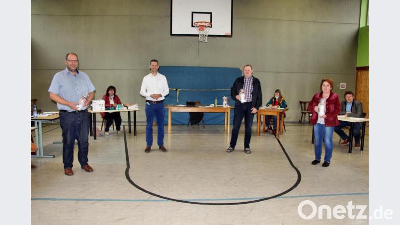 Bürgermeister Roman Berr (Zweiter von links) verabschiedete aus dem Gemeinderat Klaus-Dieter Schurath, Klaus Strobel und Elisabeth Kellner (von links). Bild: ds