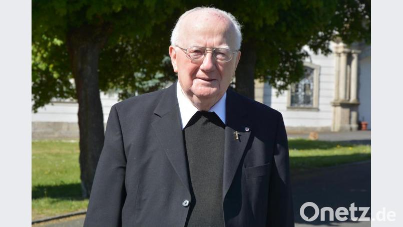Pater Hans Junker verlässt nach achtzehn Jahren schweren Herzens am kommenden Montag das Kloster Fockenfeld und verbringt seinen Lebensabend im Salesianum „Rosental“ in Eichstätt. Vierzehn Jahre wirkte er als Pfarrer in den Pfarreien Leonberg und Wernersreuth. Zuletzt war er Aushilfsgeistlicher in Brand bei Marktredwitz. Der 84-jährige ist gebürtiger Aschaffenburger. Bild: jr